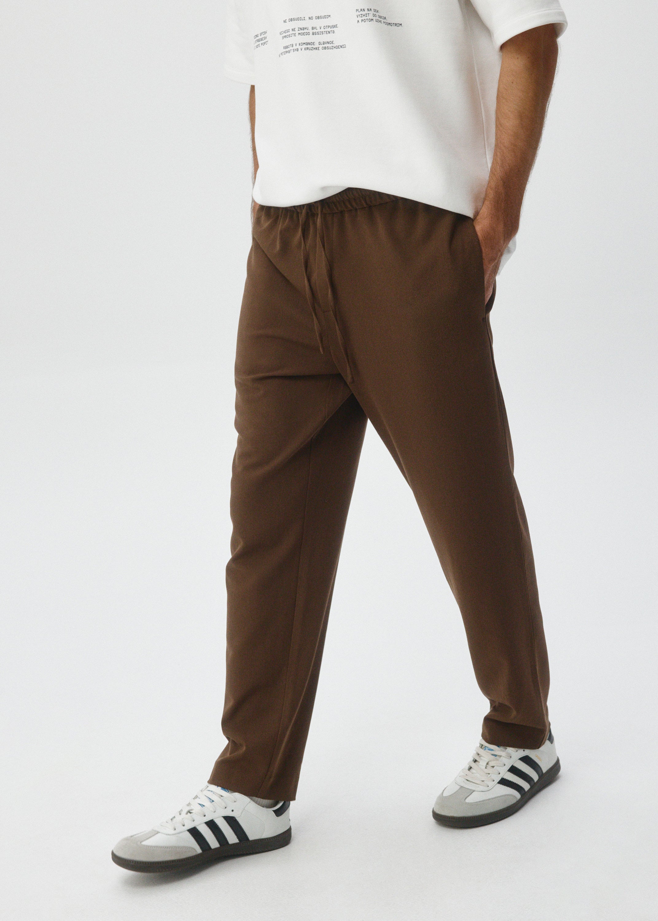 SLIM FIT PANTS WITH ELASTIC WAIST AND MID RISE BROWN