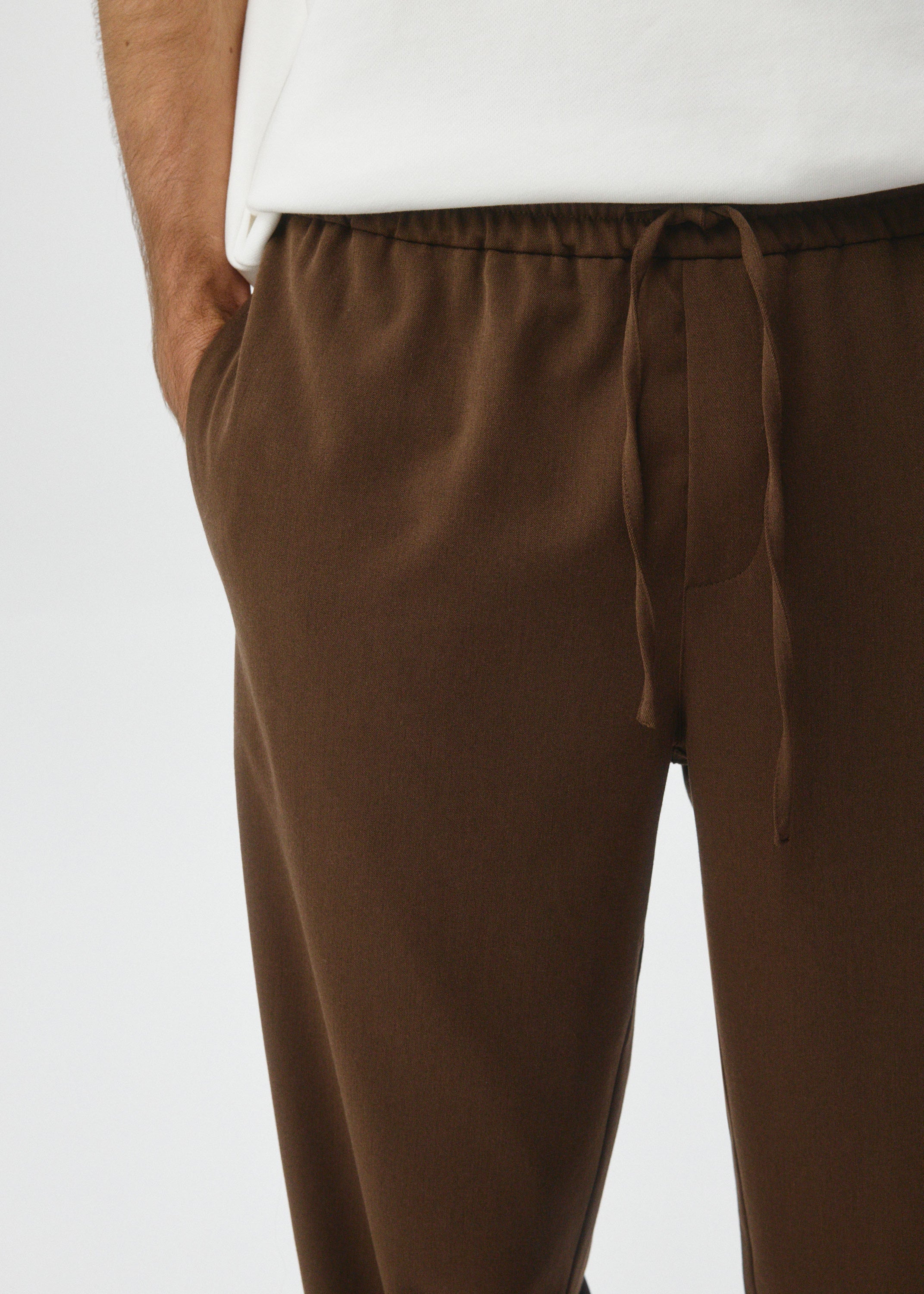 SLIM FIT PANTS WITH ELASTIC WAIST AND MID RISE BROWN